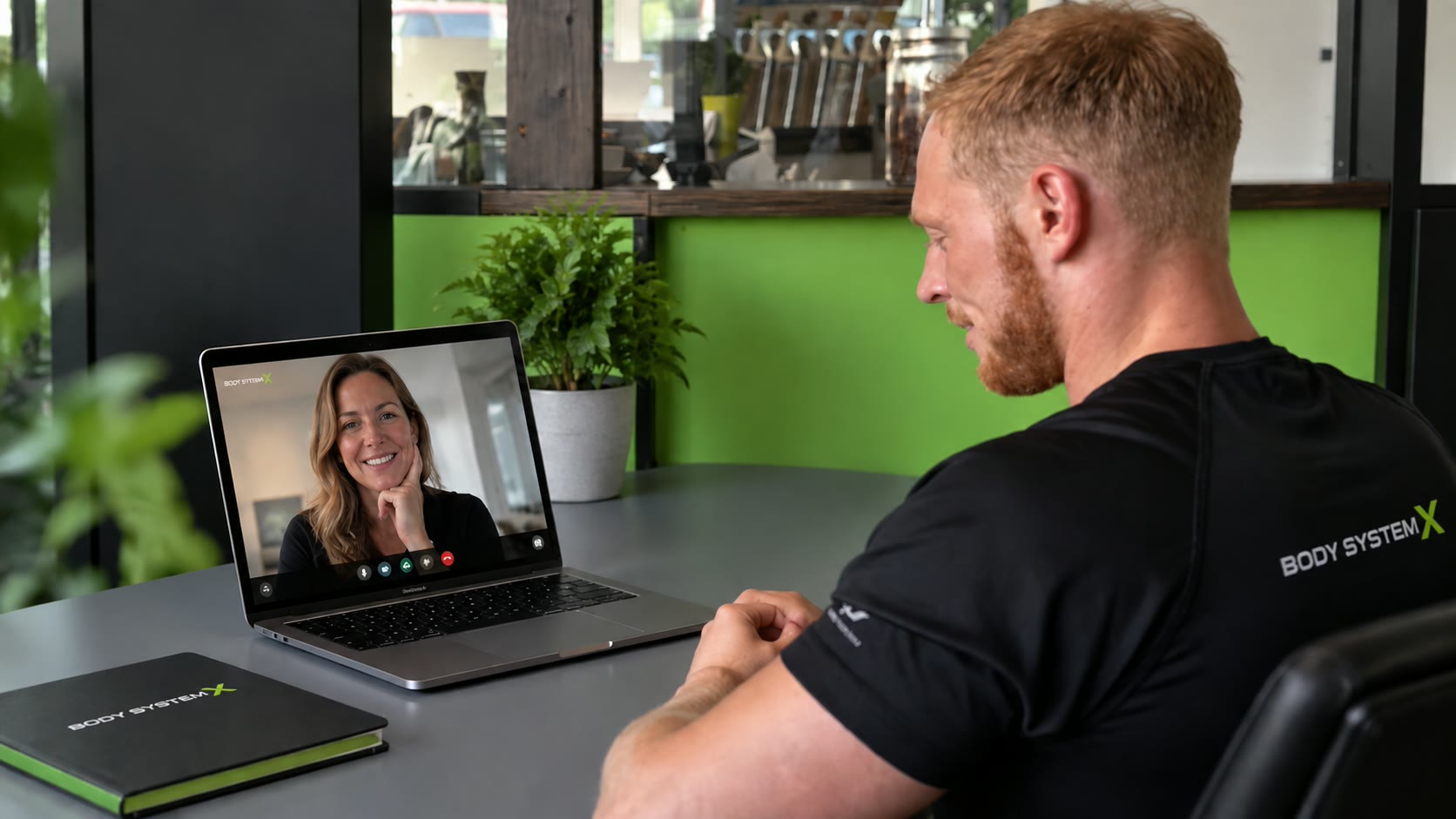Videocall-Szene: Coach im Gespräch mit einem Teilnehmer des Potenzialgesprächs